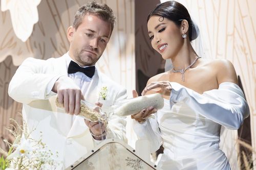 Minh Tú bật khóc khi khui phong bì mừng cưới, lý do khiến nhiều người đồng cảm