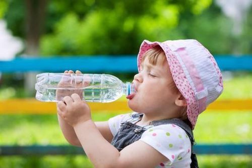 Một số lưu ý khi bổ sung nước cho trẻ em đúng cách và hiệu quả