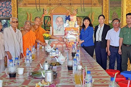 Phó Bí thư Thường trực Huyện ủy Châu Phú Thi Hồng Thúy chúc Tết Chol Chnam Thmay đồng bào dân tộc thiểu số Khmer
