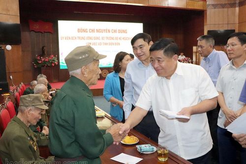 Bộ trưởng Bộ Kế hoạch và Đầu tư tặng quà chiến sĩ Điện Biên, học bổng cho học sinh