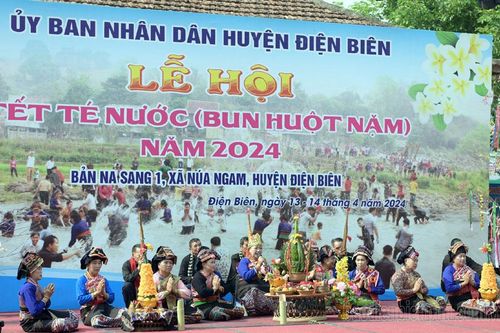 Sôi động Tết 'Bun huột nặm'