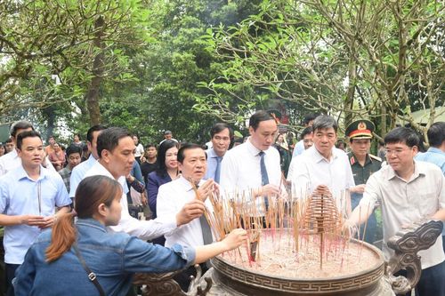 Đoàn đại biểu Ban Tuyên giáo Trung ương dâng hương tưởng nhớ các Vua Hùng