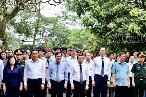Đoàn công tác Ban Tuyên giáo Trung ương dâng hương tưởng niệm các Vua Hùng