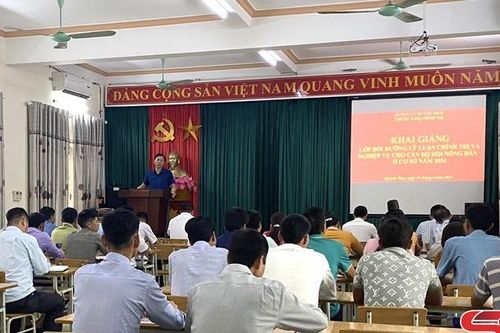 Bồi dưỡng lý luận chính trị và nghiệp vụ cho cán bộ hội nông dân cơ sở