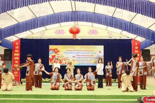 Chương trình giáo dục kỹ năng sống 'Tiếp bước truyền thống anh hùng'