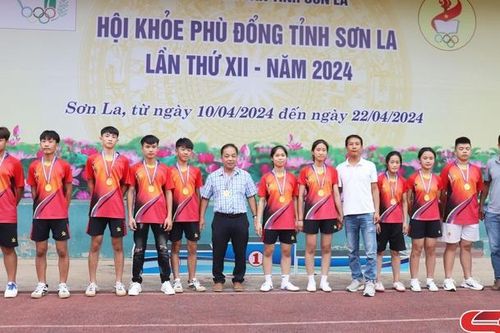 Trao giải môn thi đấu kéo co tại Hội khỏe Phù Đổng tỉnh lần thứ XII