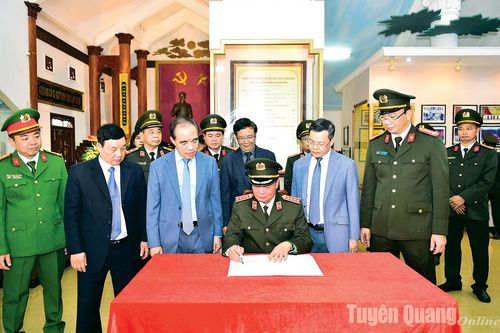 Nguyên Thường trực Ban Bí thư Lê Hồng Anh thăm, làm việc tại Tuyên Quang