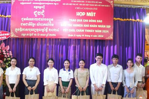 Chùa Candaransi tặng quà Tết cổ truyền Chôl Chnăm Thmây