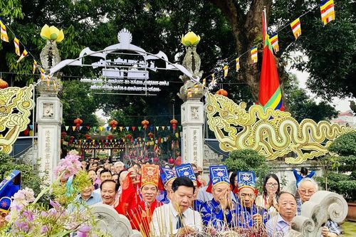 Hà Nội: Lễ hội chùa Láng tập nập và vui tươi
