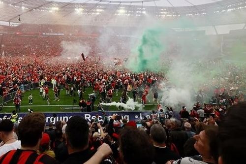 CĐV Bayer Leverkusen 'mở tiệc' ăn mừng chức vô địch lịch sử