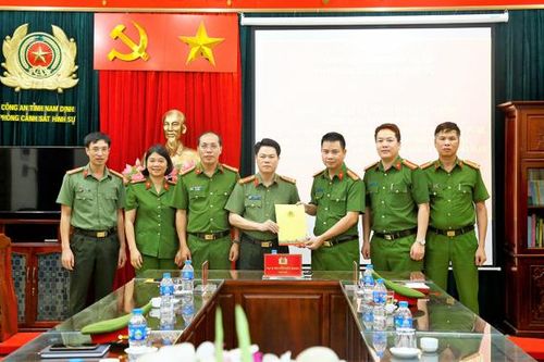 Khen thưởng Cảnh sát hình sự khám phá nhanh vụ án giết người