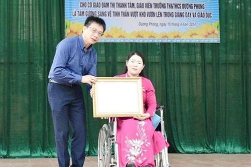 Tặng Bằng khen của Bộ trưởng Bộ GD&ĐT cho giáo viên khuyết tật tiêu biểu