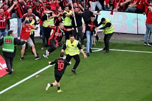 Bayer Leverkusen lần đầu được 'tắm bia'