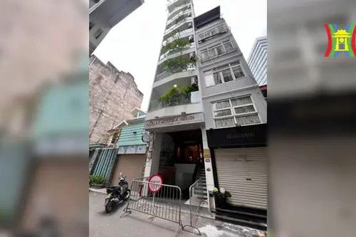 Sập mái kính khi cải tạo nhà, 2 người tử vong
