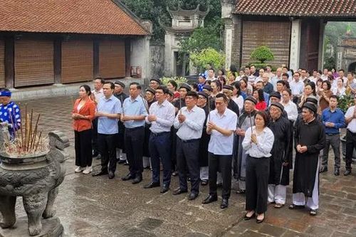 Dâng hương tưởng niệm Đức vua An Dương Vương
