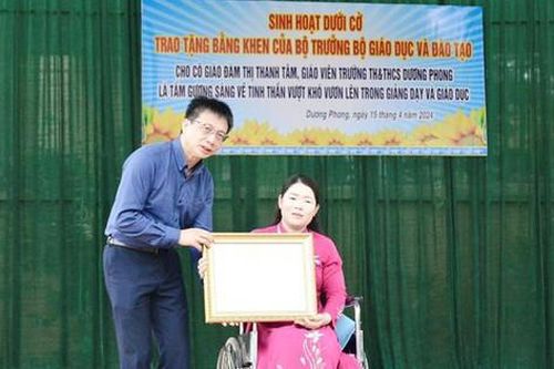 Tặng Bằng khen của Bộ trưởng Bộ Giáo dục và Đào tạo cho giáo viên khuyết tật tiêu biểu