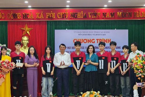 Gặp mặt Đội Robotics 11 trước khi tham gia VEX Robotics quốc tế 2024