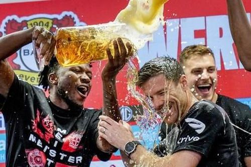Clip các cầu thủ cho HLV Alonso 'tắm bia' sau khi vô địch Bundesliga trước 5 vòng