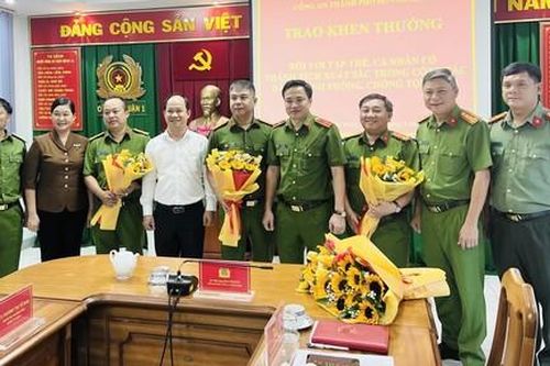 Công an TPHCM khen thưởng Công an Quận 1 về thành tích phá án xuất sắc
