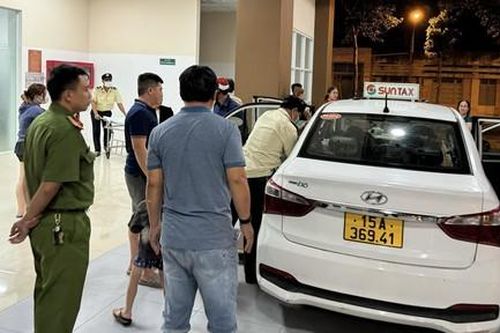 Mâu thuẫn dẫn đến đánh nhau với họ hàng, hai cha con bị đâm trọng thương