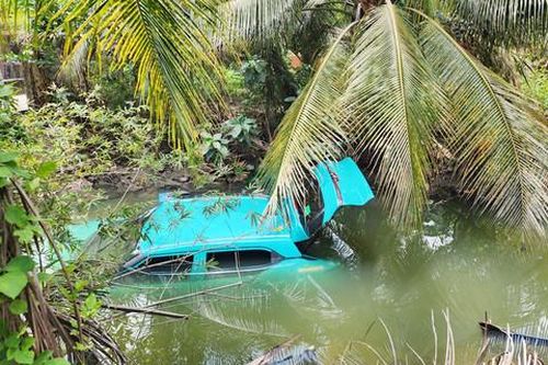 Taxi lao xuống kênh trong lúc quay đầu, tài xế chui qua cửa thoát nạn