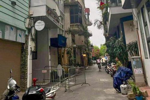 Sập mái kính nhà 7 tầng ở Hà Nội, 4 công nhân thương vong