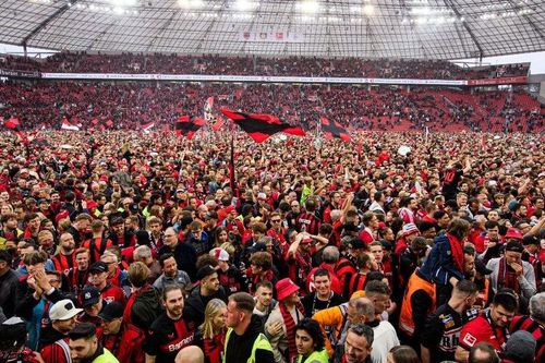 Bay Arena vỡ sân trong ngày Bayer Leverkusen vô địch