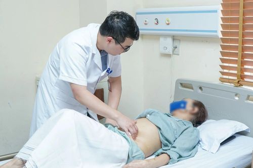 Sốt cao, ho đờm, đau họng, đi khám phát hiện có 2 bàng quang