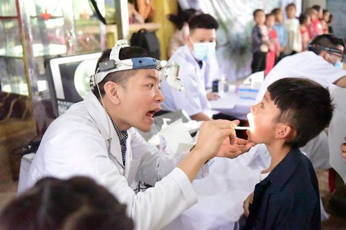 Khám sức khỏe miễn phí cho hơn 500 học sinh Điện Biên