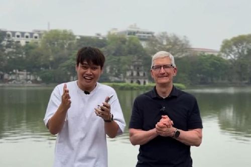 Duy Thẩm làm ảo thuật với iPhone 15 cùng CEO Tim Cook