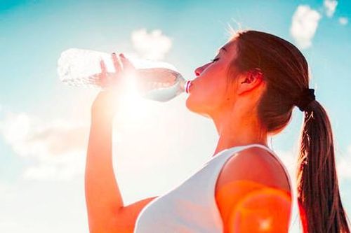 Cần uống đủ nước khi trời nóng bức