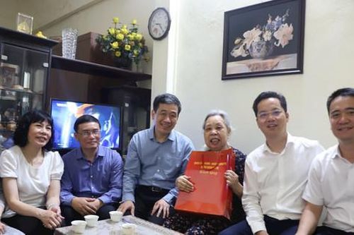 Hoàn Kiếm: Tặng sổ bảo hiểm, khám, chữa bệnh miễn phí cho người khuyết tật