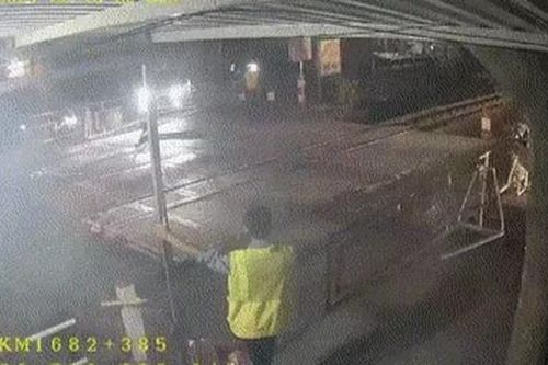 Nhân viên đường sắt ở Đồng Nai lao ra cứu người đàn ông chớp nhoáng