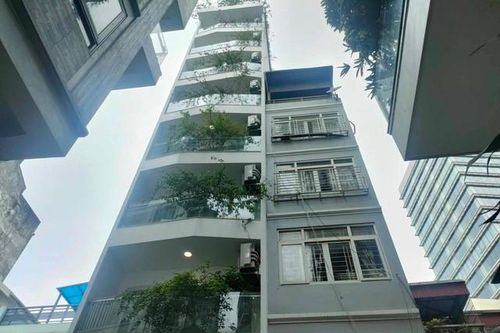Sập mái kính nhà cao tầng khiến 4 người thương vong ở Hoàn Kiếm, Hà Nội