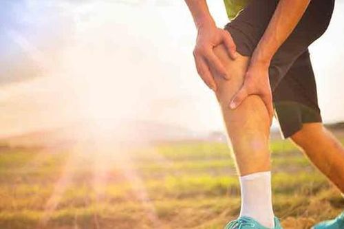 Hai dấu hiệu nguy hiểm của bệnh tim xuất hiện khi đi bộ