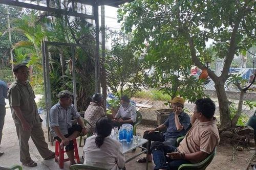 Bé gái sơ sinh chưa cắt dây rốn tử vong dưới kênh nước