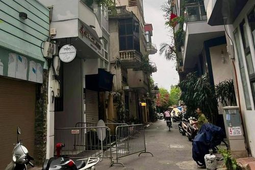 Sập mái kính nhà cao tầng ở Hà Nội, 2 người chết, 2 người bị thương