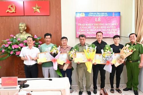 Thưởng nóng 5 cá nhân vây bắt kẻ cướp tiệm vàng tại Long An