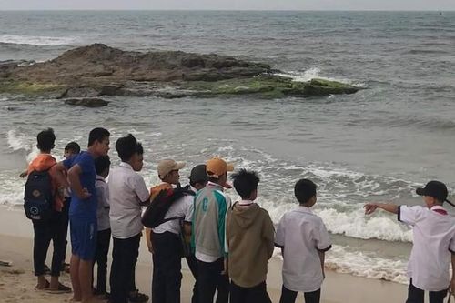 Hai học sinh đuối nước khi tắm biển, một em đang mất tích