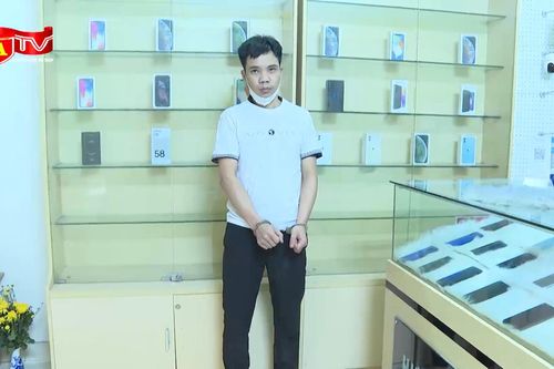 Hai thanh niên hội 'vỡ nợ thích làm liều' rủ nhau vào cửa hàng điện thoại vờ mua rồi cướp giật