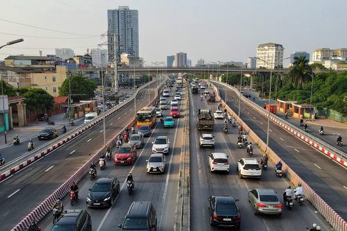 Cầu vượt thép Mai Dịch chưa thông xe, người dân vất vả di chuyển qua nút 'thắt cổ chai'