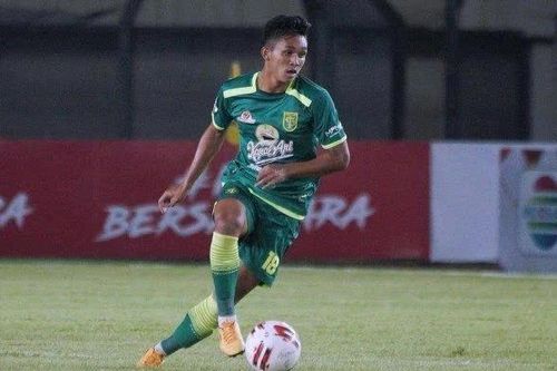 Hậu vệ Indonesia đánh đầu phản lưới như bán độ