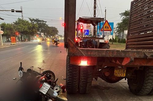 Va chạm rơ-moóc xe máy cày đỗ ven đường, 1 người tử vong