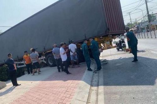 Xe container tông vào dải phân cách, đè nát xe máy