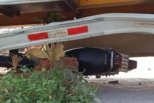 Tai nạn giao thông mới nhất 16/4/2024: xe container đè nát xe máy dưới gầm