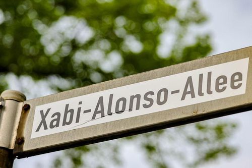 Bayer Leverkusen vinh danh Xabi Alonso theo cách đặc biệt sau chức vô địch lịch sử