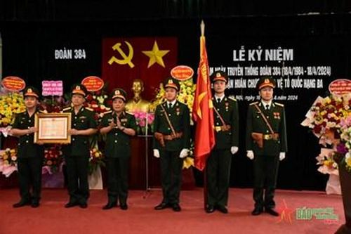Đoàn 384 (Cục Xe - Máy) đón nhận Huân chương Bảo vệ Tổ quốc hạng Ba