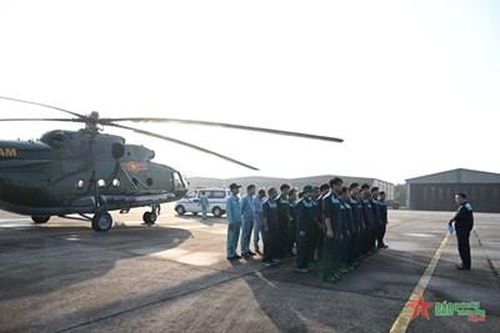 Kiểm tra công tác huấn luyện và chuẩn bị bay chào mừng tại Lễ kỷ niệm 70 năm Chiến thắng Điện Biên Phủ