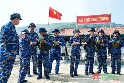 'Bát nước thao trường' ấm tình đồng đội ở Vùng 3 Hải quân