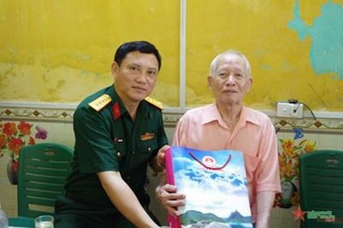Bộ CHQS tỉnh Tuyên Quang: Thăm, tặng quà cựu chiến binh Điện Biên